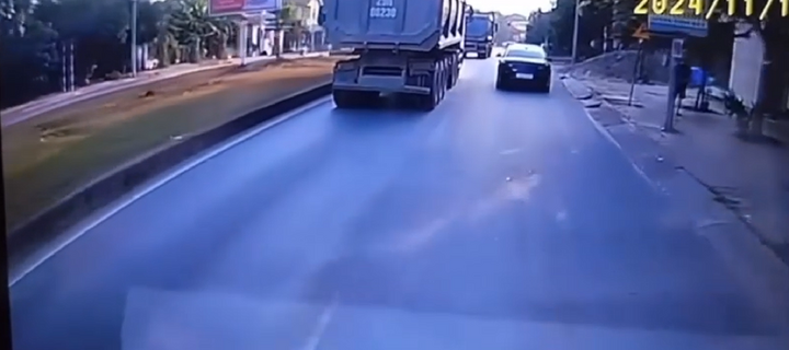 Clip: Nghẹt thở giây phút ô tô con