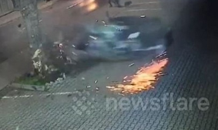 Clip: Kinh hãi khoảnh khắc ô tô con 