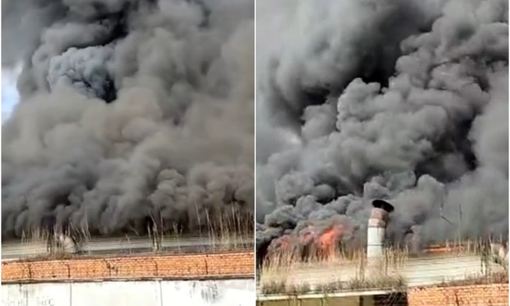 Clip: Nhà xưởng 1.000 m2 bốc cháy, khói đen cuồn cuộn bốc cao hàng chục mét