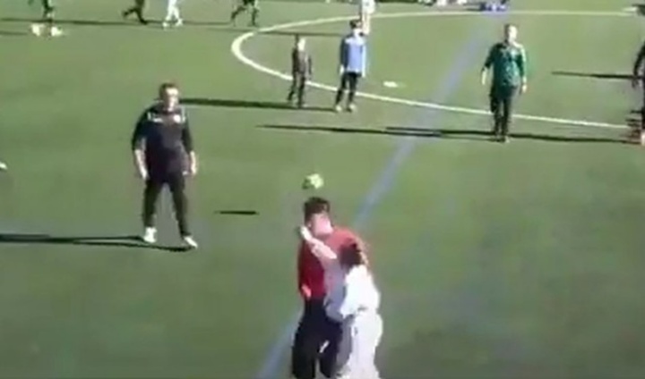 Người mẹ biến sân bóng thành 