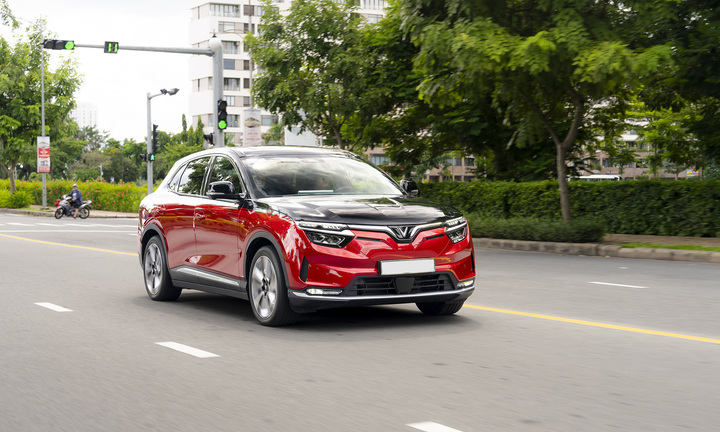 Chủ xe xăng nhận niềm vui bất ngờ với món quà lên tới 120 triệu đồng khi lên đời xe điện VinFast