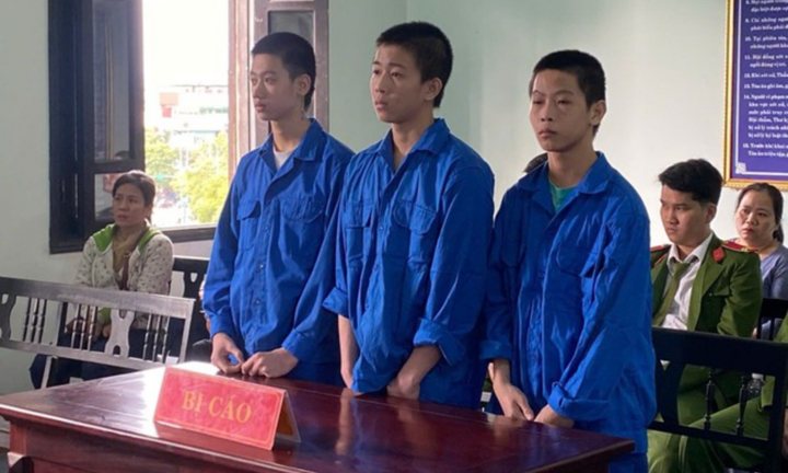Xét xử băng cướp nhí ở Huế táo tợn dùng hung khí cướp tài sản
