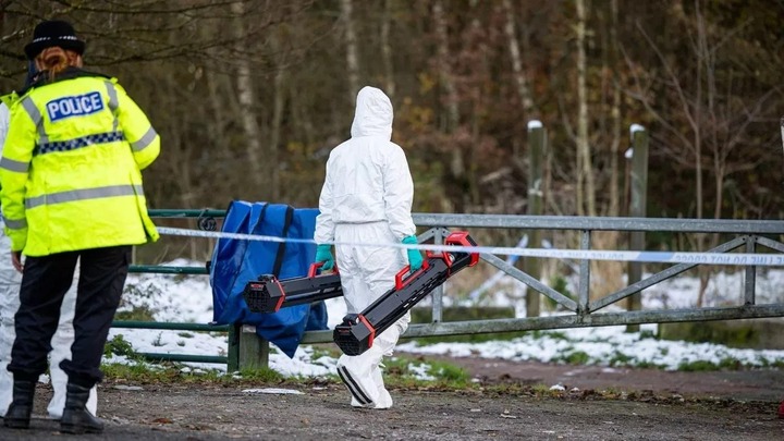 Dắt chó đi dạo, phát hiện điều xót xa tột cùng trên cánh đồng tuyết lạnh giá