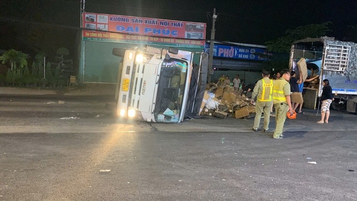 Hiện trường ô tô tông nhau, xe tải lật, taxi xoay ngang đường có gì?