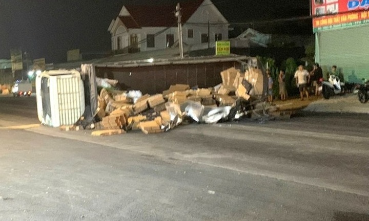 Tin tức tai nạn giao thông mới nhất ngày 2/12: Xe tải lật nhào sau va chạm 