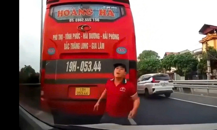 Clip: Tài xế xe khách dừng giữa quốc lộ, chặn ô tô con vì xin vượt không thành