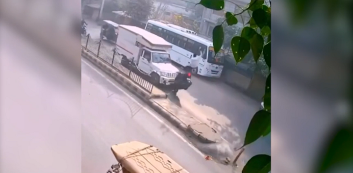Clip: Tông xe máy vào dải phân cách, nam thanh niên 