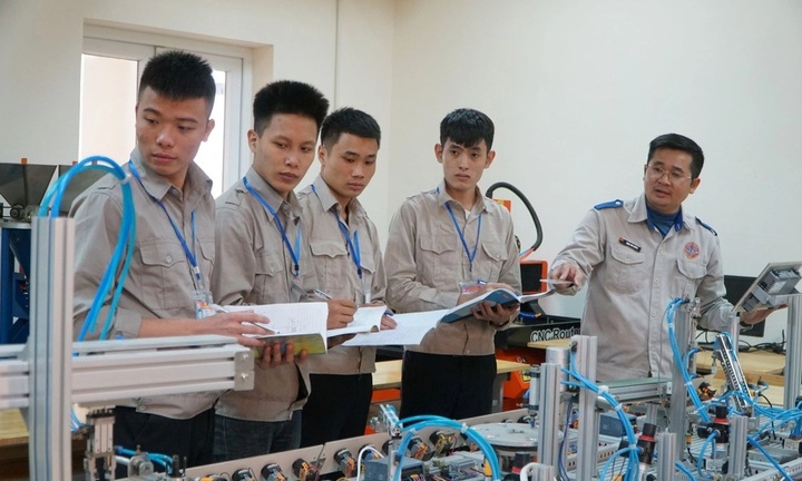 Những chính sách về lương thưởng, tăng tuổi nghỉ hưu có hiệu lực từ tháng 12