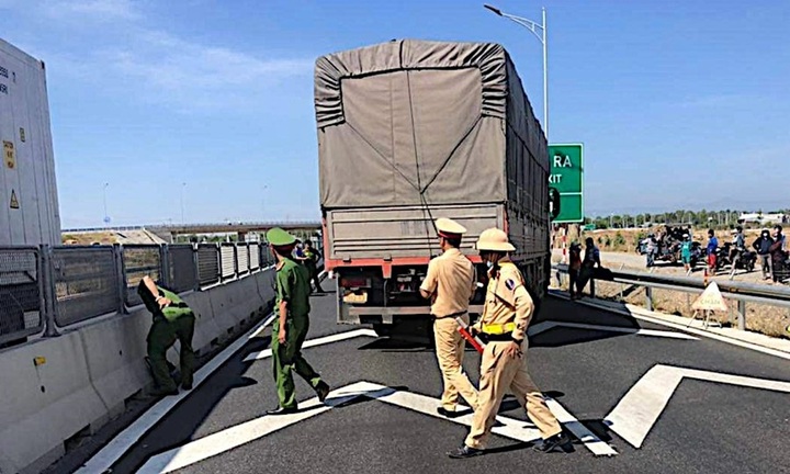 Từ năm 2025, CSGT được dừng xe trên cao tốc trong trường hợp nào?