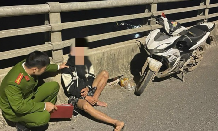 Công an Phú Thọ ngăn chặn kịp thời 2 thanh niên định nhảy cầu Văn Lang tự tử