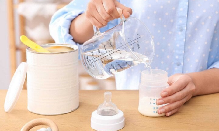 Nước pha sữa cho bé thế nào là an toàn?