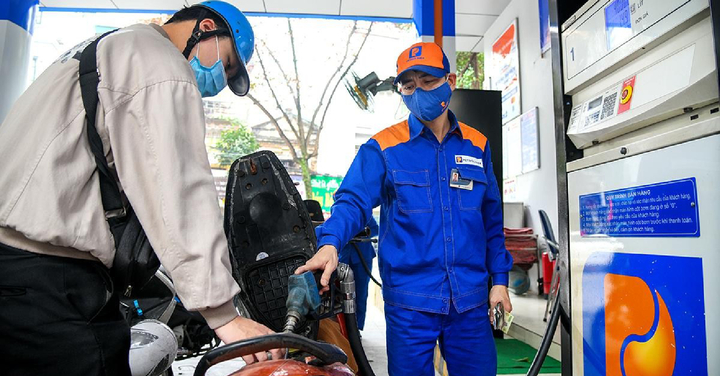 Giá xăng dầu hôm nay 5/12: Giá xăng trong nước có quay đầu giảm?