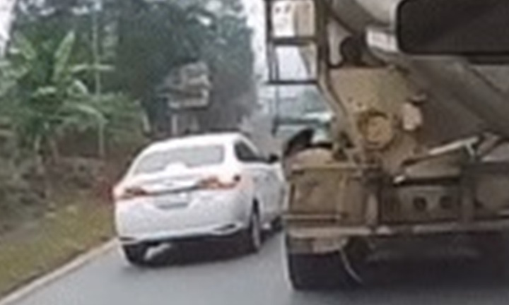 Clip: Khoảnh khắc Toyota Vios liều lĩnh vượt xe trộn bê tông và cái kết đắng