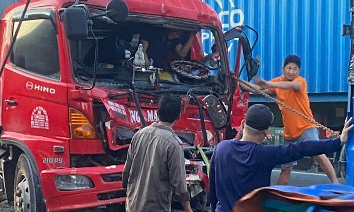 Giải cứu tài xế xe tải kẹt cứng trong cabin sau va chạm với xe container
