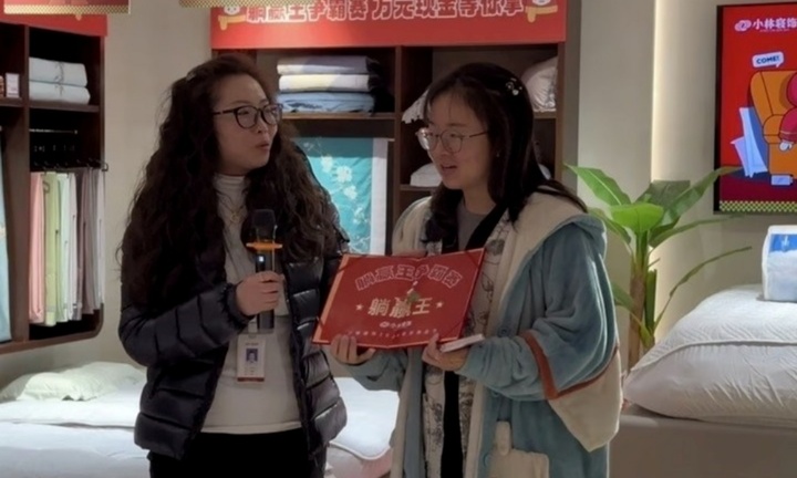 Không dùng điện thoại 8 tiếng,  cô gái trẻ 