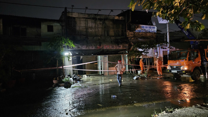 TP.HCM: Tiệm spa cháy lớn, lửa lan sang thiêu rụi nhà kế bên