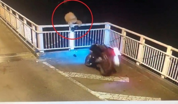 Clip: Xe máy đâm vào lan can cầu, người đàn ông rơi xuống sông tử vong