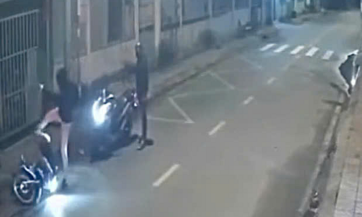 Clip: Nhóm đối tượng ép ngã xe máy một nam thanh niên rồi lao vào hành hung