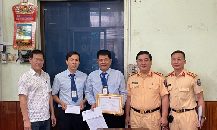 Lật tẩy bí mật bên trong hộp giấy có ghi dòng chữ 
