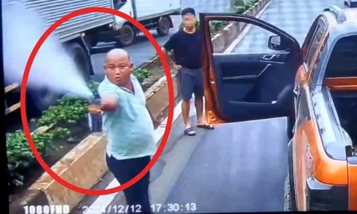 Tiết lộ bất ngờ về nhân thân của đối tượng cầm gậy, bình xịt hơi cay