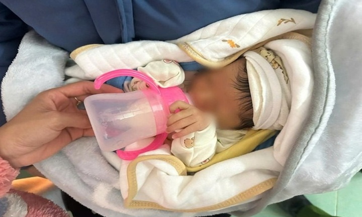 Xót xa bé sơ sinh bị bỏ rơi trong đêm khuya 10 độ C ở Yên Bái