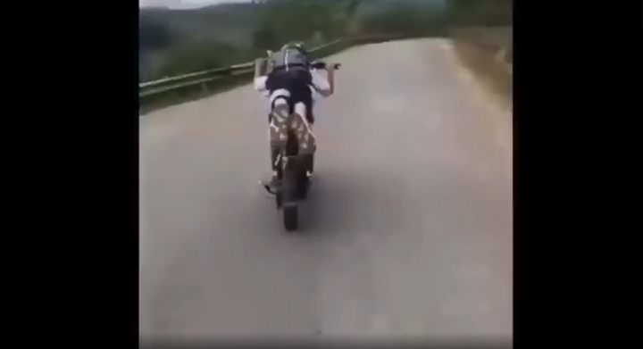 Clip: Thót tim nam sinh nằm dài trên xe máy điện, lao vun vút giữa đường đèo cheo leo