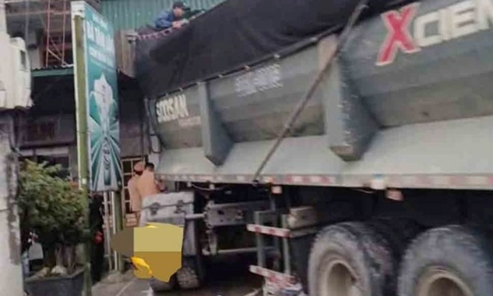 Tin tức tai nạn giao thông mới nhất ngày 21/12: Xe đầu kéo lao lên vỉa hè, đâm vào nhà dân