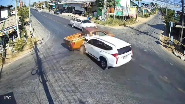 Clip: 3 ô tô va chạm kinh hoàng tại