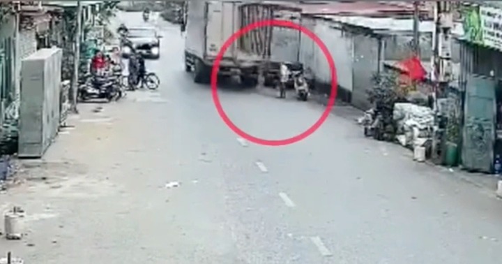 Clip: Hãi hùng xe tải không cài chốt cửa, quật ngã người đi bộ, phải nhập viện cấp cứu
