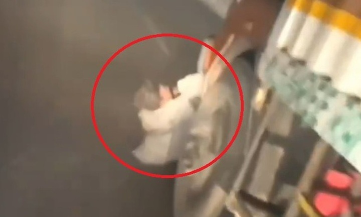 Clip: Rùng mình khoảnh khắc 2 người đàn ông bị kéo lê dưới gầm xe tải, liên tục la hét cầu cứu
