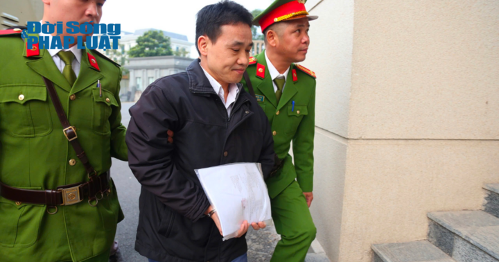 Xét xử vụ án chuyến bay giải cứu giai đoạn 2: Cận cảnh dẫn giải các bị cáo đến tòa