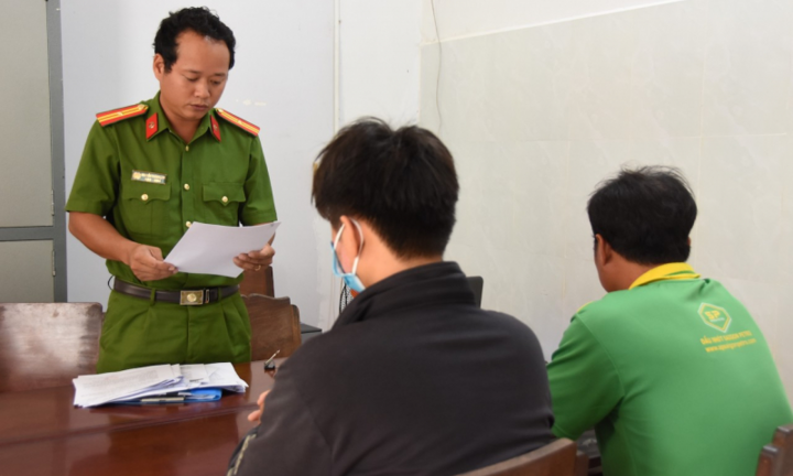 Con đi xe máy gây tai nạn làm chết người, lý do người cha bị khởi tố