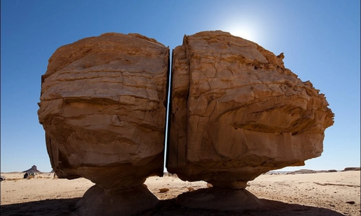 Bí ẩn tảng đá 4.000 năm tuổi bị chẻ đôi chuẩn xác đến khó tin khiến giới khoa học 