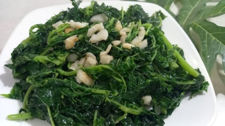 Lá rụng vàng gốc không ai thèm nhặt lại là 