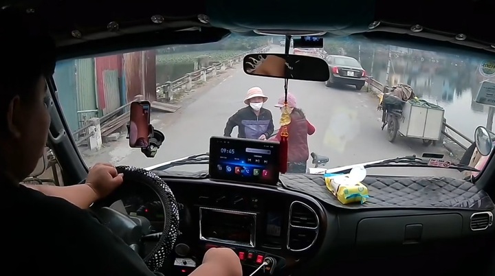 Clip: Tài xế xe tải giật mình phanh 