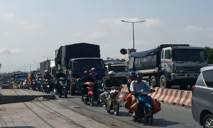 CSGT nói gì về việc đèn đỏ trục trặc trên Quốc lộ 51, tài xế không dám vượt?