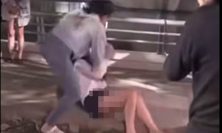 Vụ nữ nhân viên ngân hàng nghi bị đánh ghen: Phát tán clip có thể bị xử phạt như thế nào?