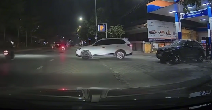 Clip: Cột xăng bốc cháy sau cú lùi