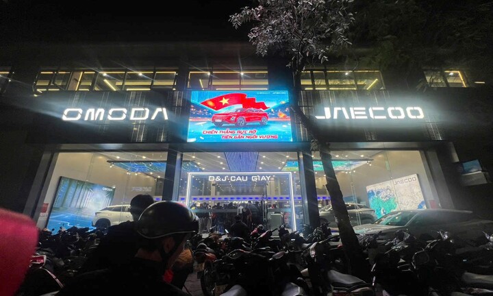 Hà Nội: Một showroom ở Cầu Giấy đánh hết xe ra ngoài để người hâm mộ xem bóng đá