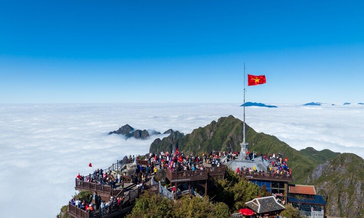 Các điểm đến của Sun Group rợp cờ đỏ sao vàng mừng chiến thắng đội tuyển Việt Nam