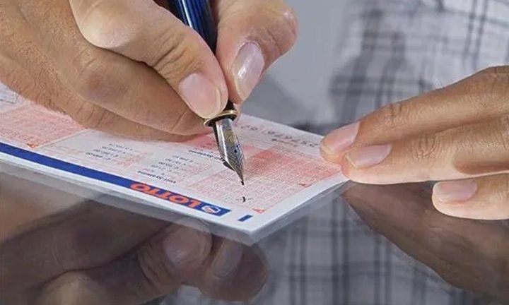 Vết trượt dài sau trúng số: Mua vé số trúng 22 tỷ, đến lúc đổi thưởng chỉ nhận về