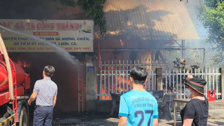 Cháy quán nhậu ở TP.Đồng Xoài giữa trưa, nghi do đốt rác