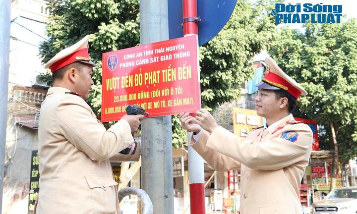 CSGT Thái Nguyên gắn biển tuyên truyền quy định xử phạt vi phạm giao thông