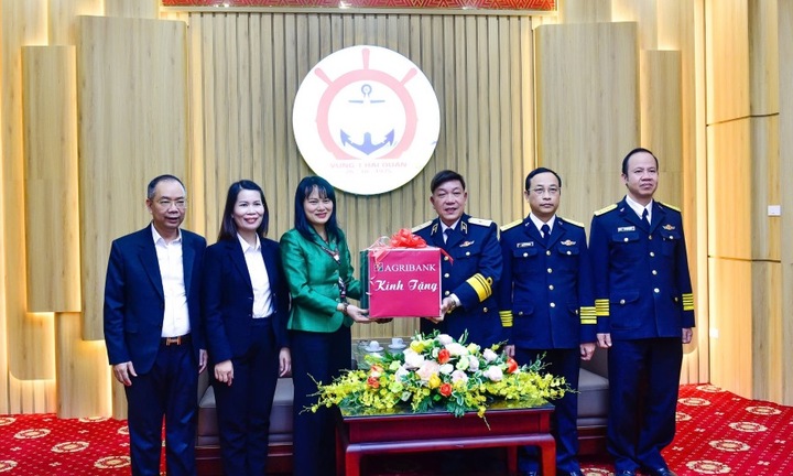 Agribank thăm và tặng quà cán bộ, chiến sỹ vùng biển đảo Đông Bắc nhân dịp Tết Ất Tỵ 2025
