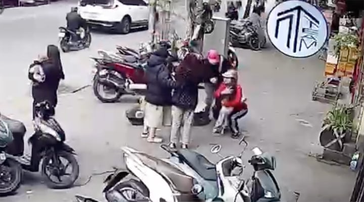 Clip: Khoảnh khắc nhân chứng phát hiện người phụ nữ dẫn bé gái 4 tuổi trên đường