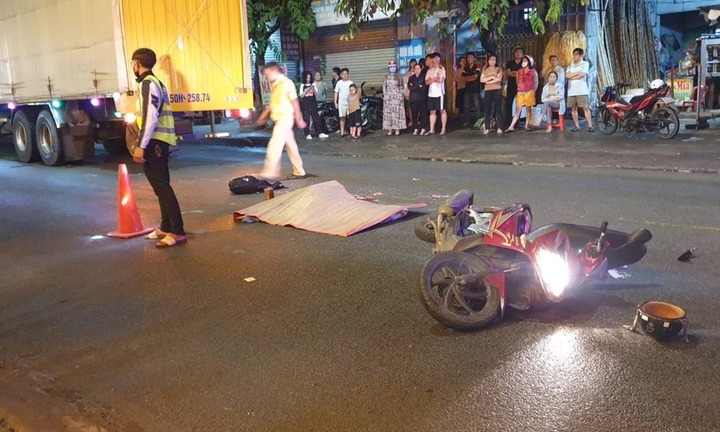 Anh chở em gái gặp tai nạn sau va chạm với xe tải, mẹ đau đớn nhận hung tin 