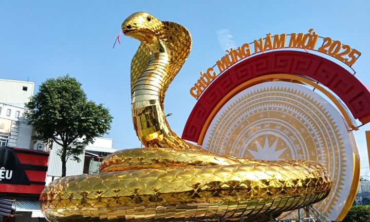 Chiêm ngưỡng linh vật rắn vàng, sống động như thật ở xứ công tử Bạc Liêu