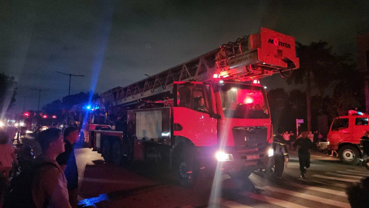 Cháy chung cư ở TP.HCM, hàng trăm cư dân tháo chạy