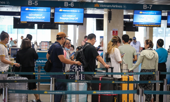 Sân bay Tân Sơn Nhất đón lượng khách kỷ lục, làm gì để tránh trễ chuyến bay tết?