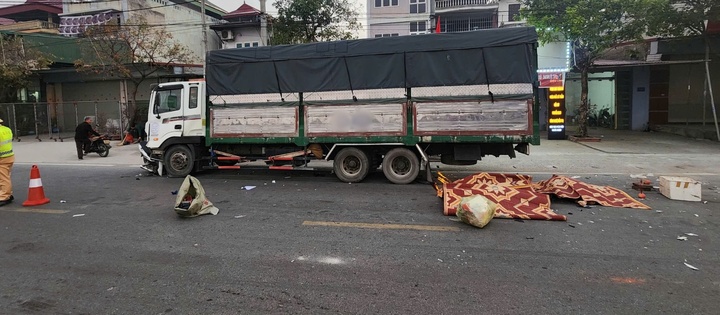 Hiện trường vụ xe máy đấu đầu xe tải, 3 người tử vong ở Hà Nội 